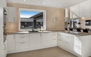 Køleskab, ovn, opvaskemaskine, kaffe-/temaskine