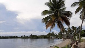 A beachside area with wooden lounge chairs and a wooden walkway. - Studio facing the sea and only 15 minutes from the public ferry (Fajardo)
