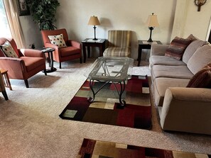 TV, fireplace, books - Lake Ft. Gibson Getaway (Hulbert)