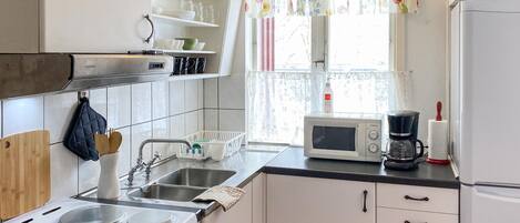 Frigorífico, placa de cocina, lavavajillas y cafetera o tetera