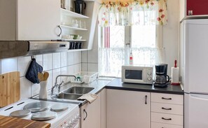 Køleskab, kogeplade, opvaskemaskine, kaffe-/temaskine