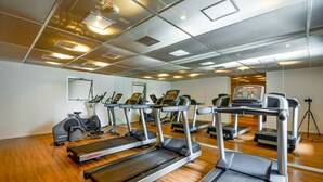 A gym with multiple treadmills, stationary bikes, and a mirrored wall. - OBA 142 - Super Estúdio Frei Caneca (São Paulo)
