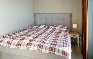 2 bedrooms, iron/ironing board, free WiFi