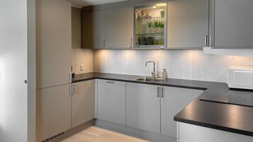 Réfrigérateur, lave-vaisselle, cafetière/bouilloire