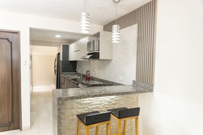 Refrigerador, microondas, horno y cafetera y tetera 