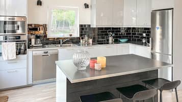 Fridge, microwave, stovetop, dishwasher