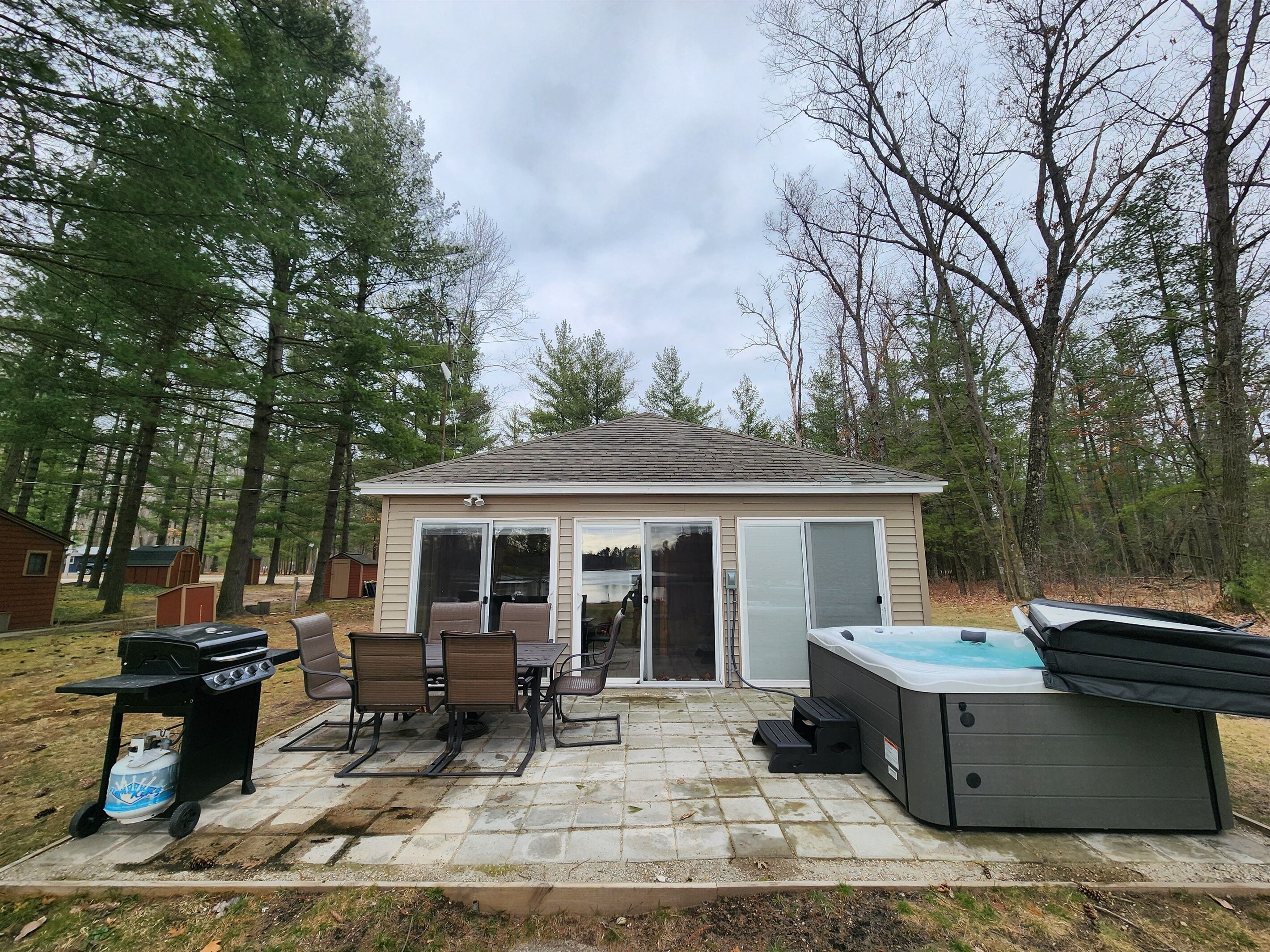 Middle Lake Cozy Cottage - Hosted by Simple Lyfe Stays