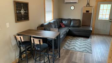 Smart-tv, een dvd-speler en boeken