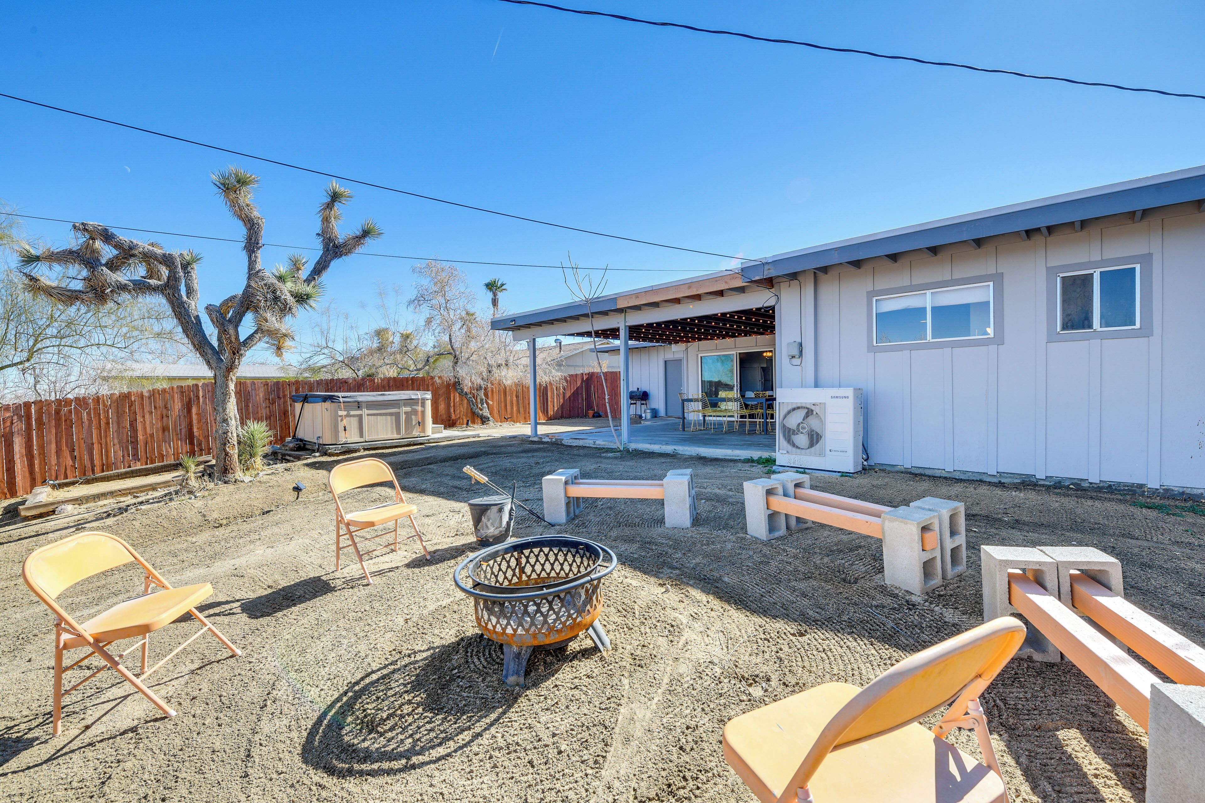 Joshua Tree Vacation Home w/ Private Hot Tub!