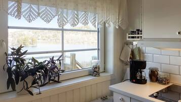 KylskÄp, spishÀll, diskmaskin och kaffe- och tebryggare