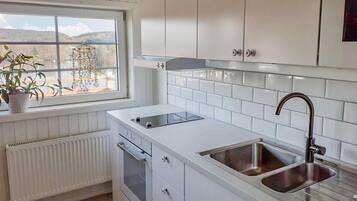 KylskÄp, spishÀll, diskmaskin och kaffe- och tebryggare