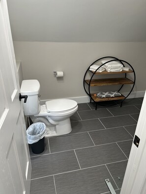 Douche, sĂšche-cheveux, serviettes fournies, savon
