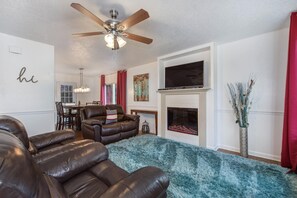 Living area - Piece of Paradise (Sevierville)