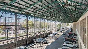 Tempat letak kenderaan sendiri percuma