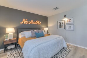 Condo, 1 giường cỡ king và sofa giường, ban công, quang cảnh hồ bơi | 1 phòng ngủ, truy cập Internet không dây miễn phí 