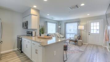 Condo, 1 giường cỡ king và sofa giường, ban công, quang cảnh hồ bơi | Bếp riêng | Tủ lạnh, lò vi sóng, lò nướng, bếp nấu