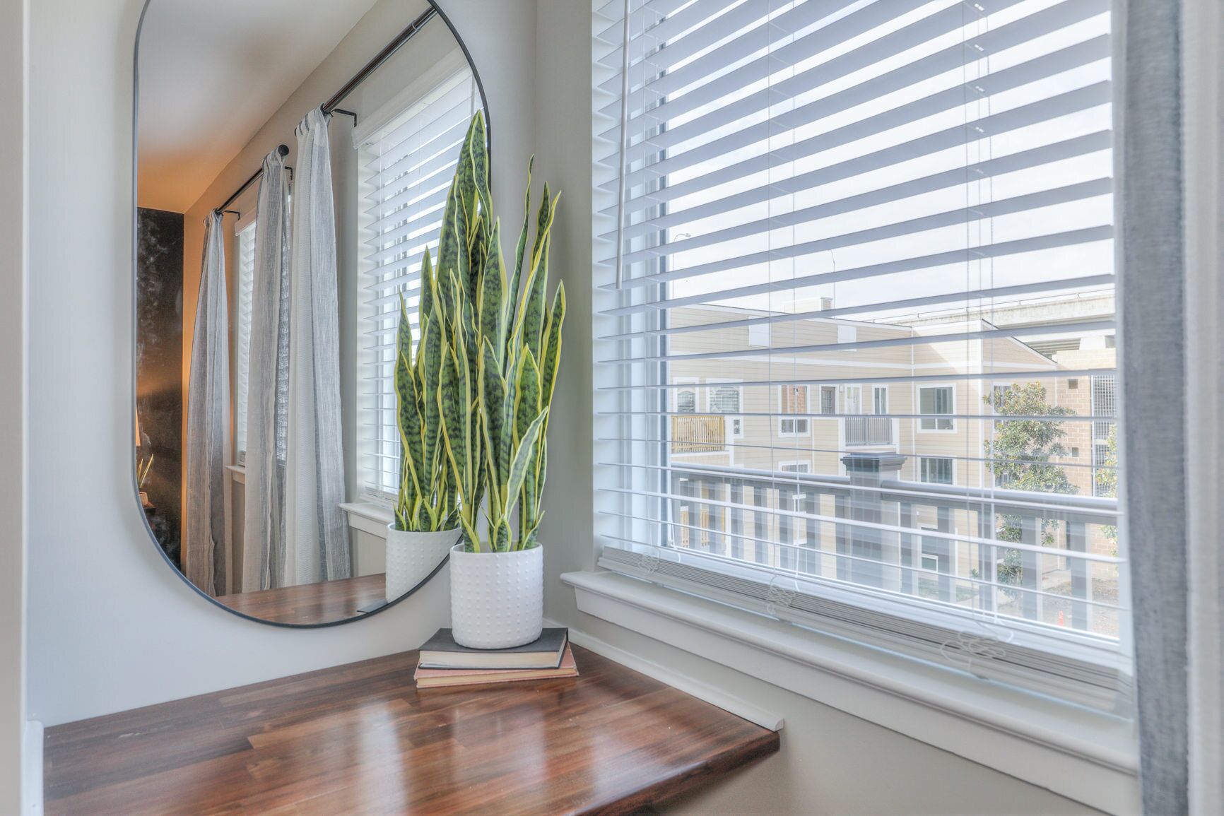 Condo, 1 giường cỡ king và sofa giường, ban công, quang cảnh hồ bơi | Nội thất