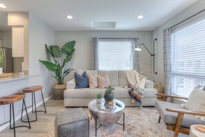 Condo, 1 giường cỡ king và sofa giường, ban công, quang cảnh hồ bơi | Khu phòng khách | TV 40-inch có truyền hình kỹ thuật số 