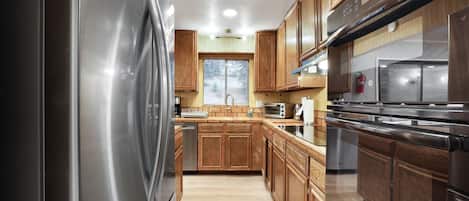 Maison, plusieurs lits, bain à remous, vue montagne (Southern Pines) | Cuisine privée | Réfrigérateur, micro-ondes, four, plaque de cuisson