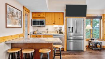 Fridge, microwave, stovetop, dishwasher