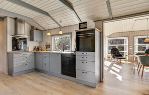 Køleskab, opvaskemaskine, kaffe-/temaskine