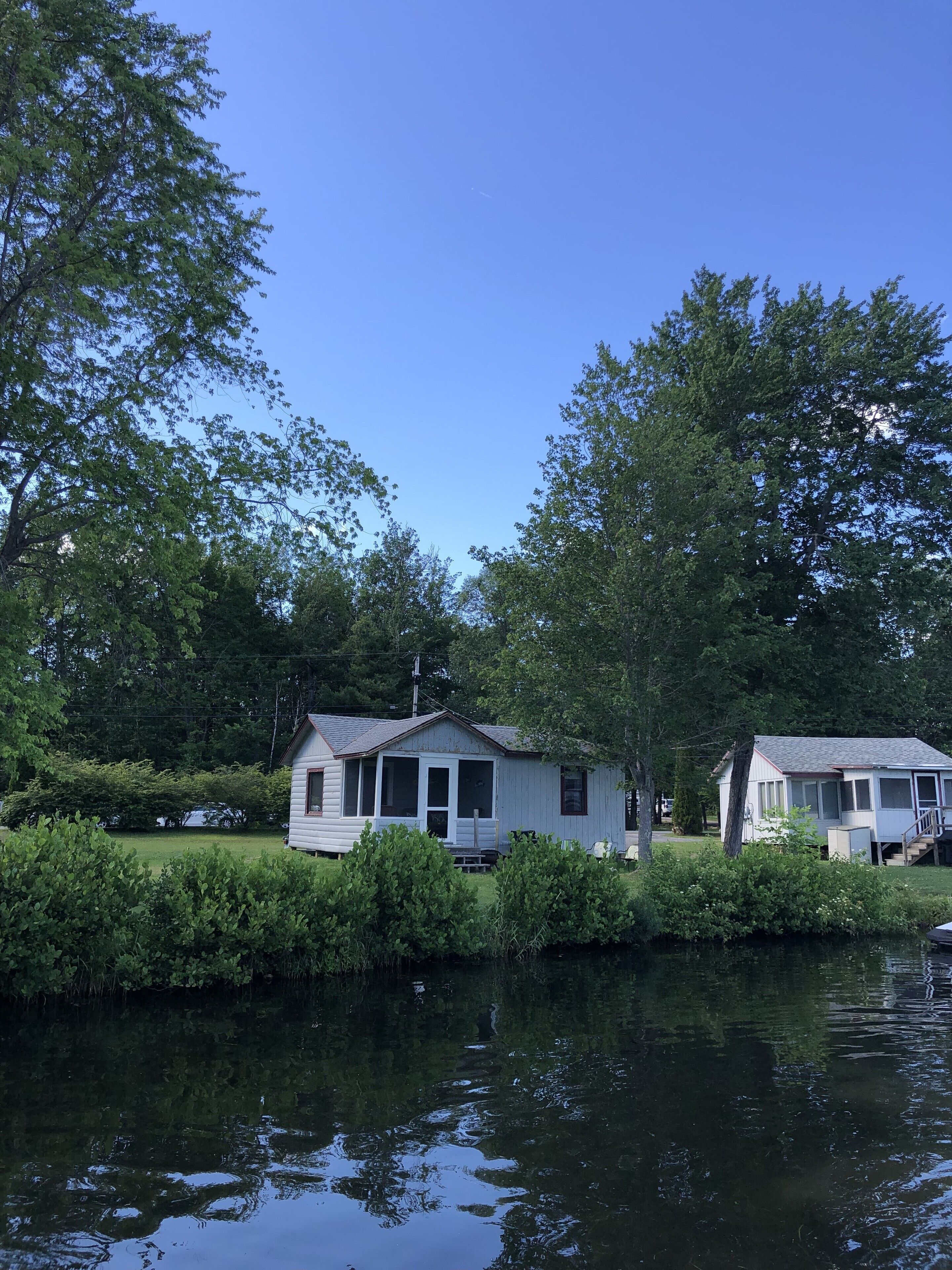 Cozy lakeside cabin in a fun and convenient location