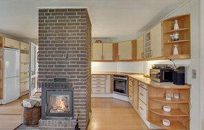 Fridge, oven, stovetop, dishwasher - Cozy home in Karrebæksminde with WiFi (Karrebæksminde)