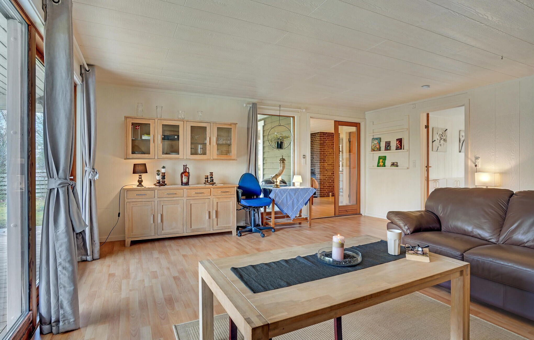 Smart-tv, eldstad och ett bordtennisbord