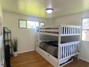 2 bedrooms, desk, WiFi, bed sheets - Evans Corner-A Libby Original (Libby)