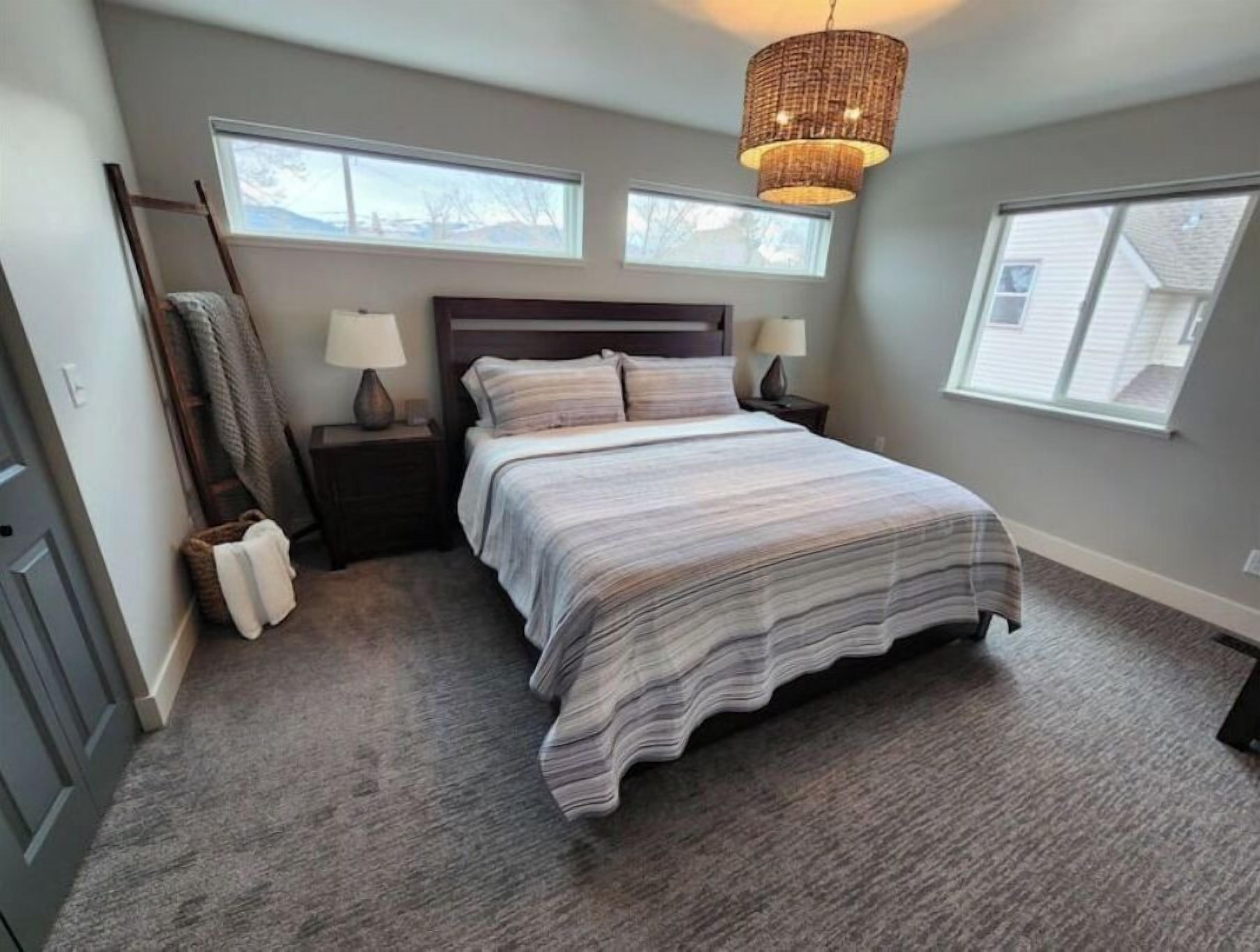 2 bedrooms, travel crib, free WiFi, bed sheets