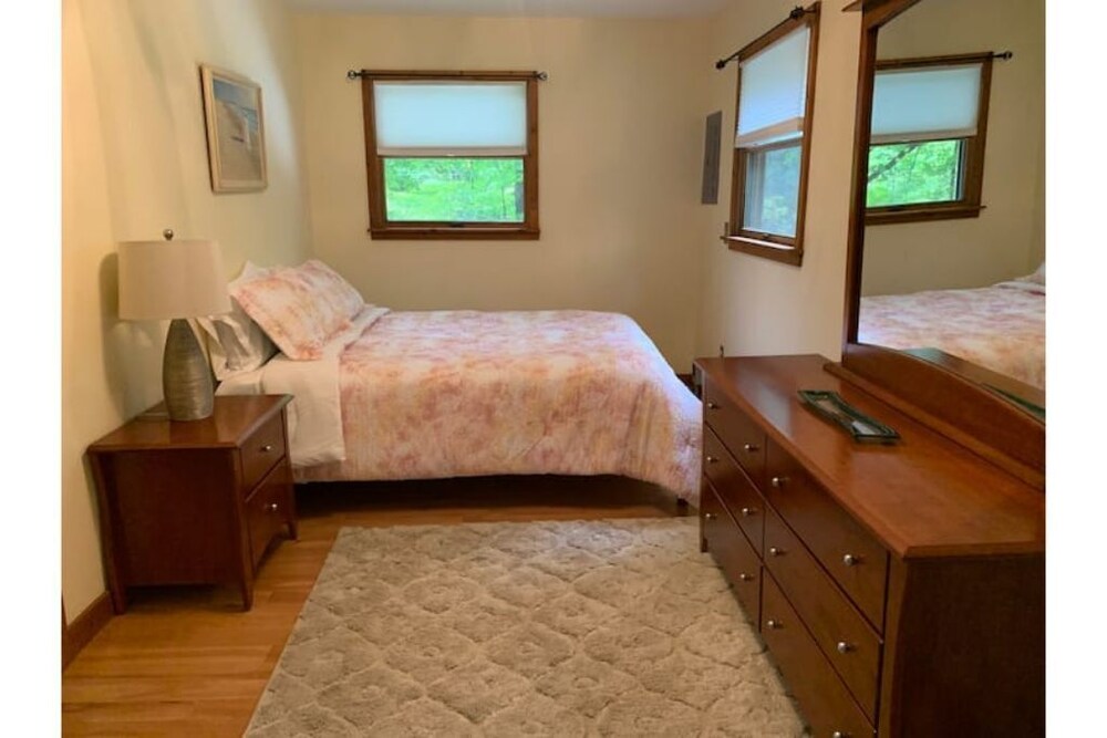 Lake Iroquois Exclusive Close to Burlington! Hinesburg Vrbo