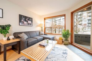 TV, fireplace - Heavenly Ski In/Out @ The Aspens w/ King Bed (Whistler)