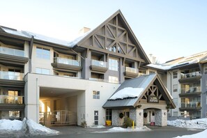 Exterior - Heavenly Ski In/Out @ The Aspens w/ King Bed (Whistler)