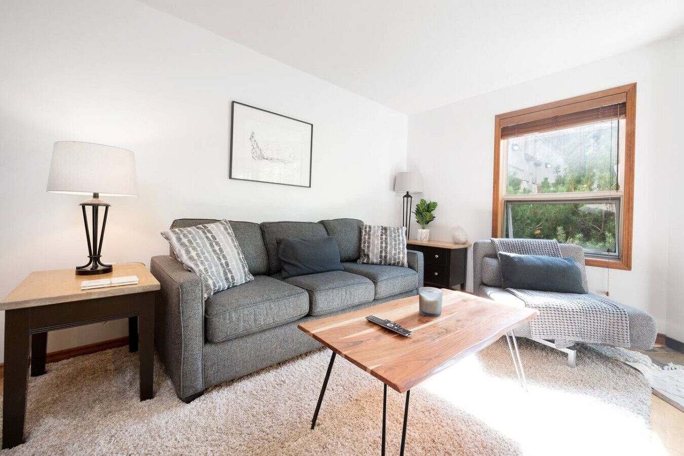 Een televisie en een open haard