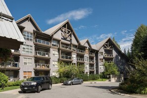 Exterior - Ski In Ski Out @ The Aspens w/ King Bed (Whistler)