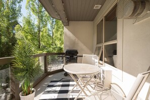 Outdoor dining - Ski In Ski Out @ The Aspens w/ King Bed (Whistler)