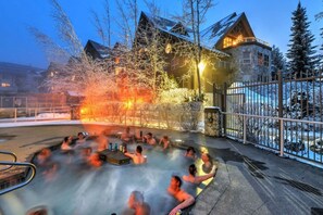 Outdoor spa tub - Ski In Ski Out @ The Aspens w/ King Bed (Whistler)