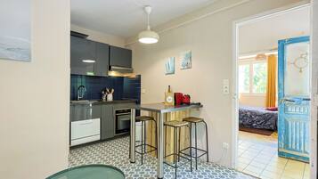 Réfrigérateur, four, lave-vaisselle, cafetiÚre/bouilloire