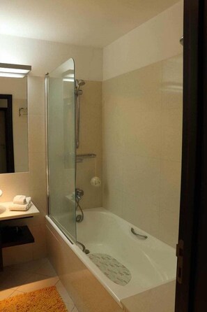 Bathtub, hair dryer, towels - GuestReady - Rodamar Apartment (Funchal)