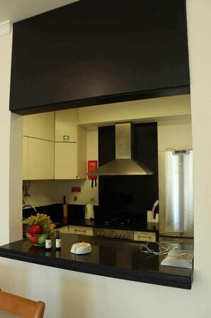 Jääkaappi, mikroaaltouuni, uuni, liesi