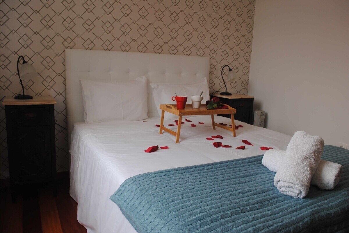 3 habitaciones, escritorio, internet y ropa de cama 