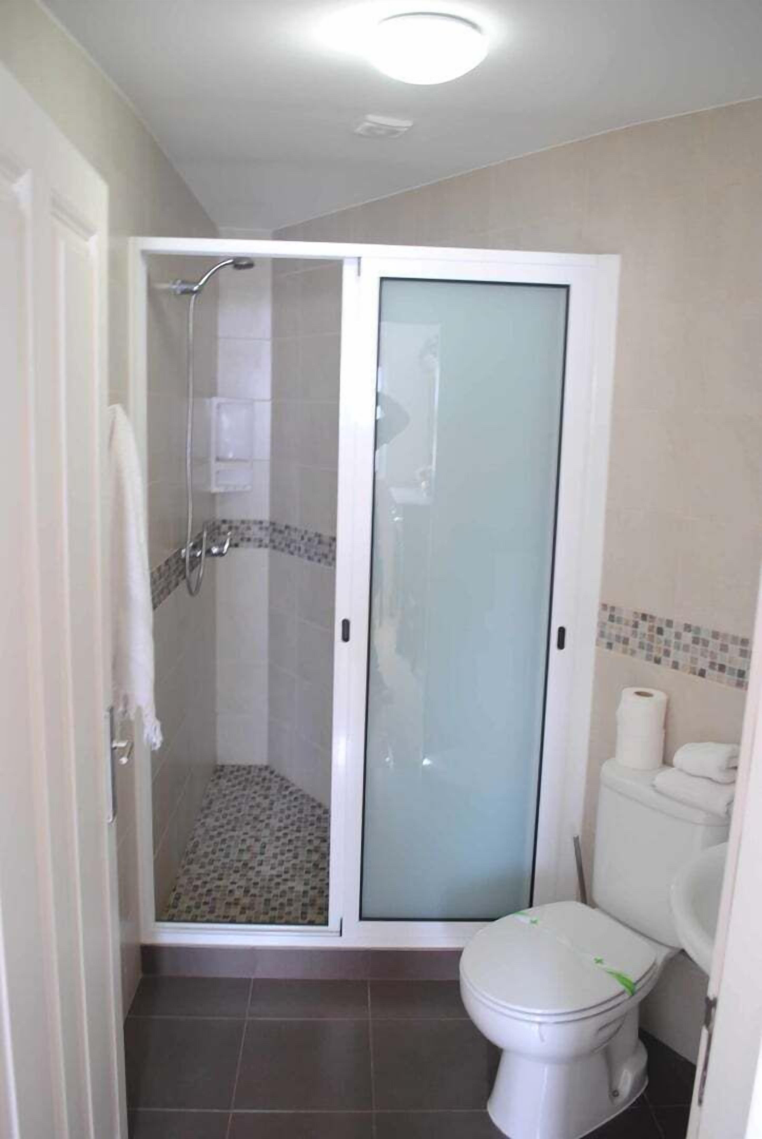 Een douche, een haardroger, handdoeken