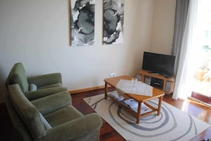 TV - Pia's Place - Apt with sea view (Caniço)