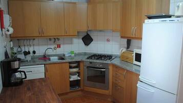 Mikroaaltouuni, uuni, astianpesukone, kahvin-/teenkeitin