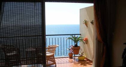 Pia's Place - Apt with sea view