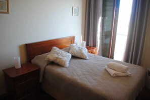 2 bedrooms, desk, Internet, bed sheets - Pia's Place - Apt with sea view (Caniço)