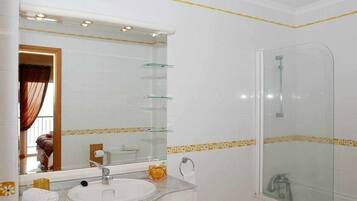 Dusche, Haartrockner, Handtücher