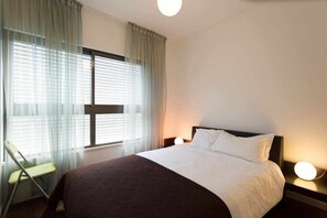 2 sovrum, skrivbord, strykjärn/strykbräda och internet