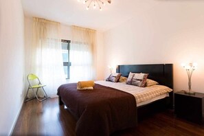 2 soverom, skrivebord, strykejern/-brett og internettilgang