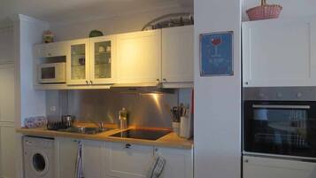 Jääkaappi, mikroaaltouuni, uuni, liesi